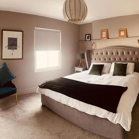 3 Bedroom Luxury Apartment Main Street 캐셜 외부 사진