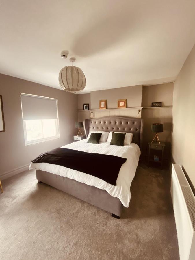 3 Bedroom Luxury Apartment Main Street 캐셜 외부 사진