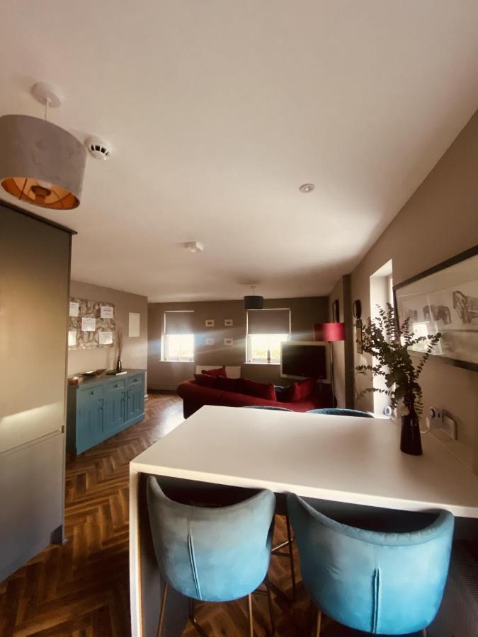 3 Bedroom Luxury Apartment Main Street 캐셜 외부 사진