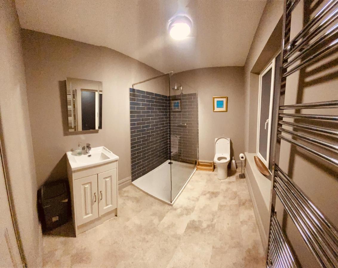 3 Bedroom Luxury Apartment Main Street 캐셜 외부 사진
