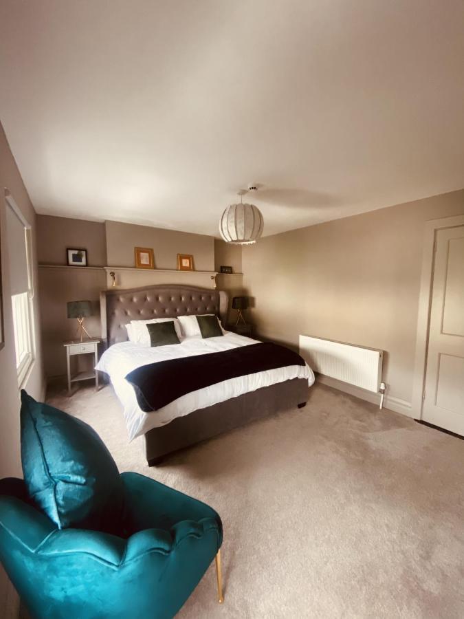 3 Bedroom Luxury Apartment Main Street 캐셜 외부 사진