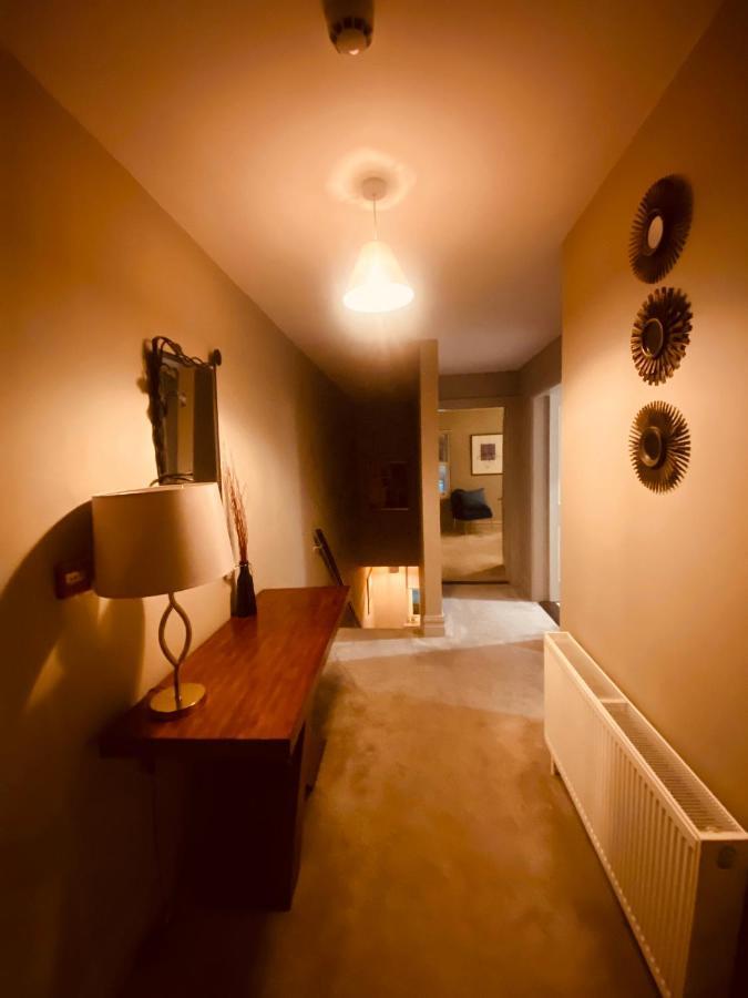 3 Bedroom Luxury Apartment Main Street 캐셜 외부 사진