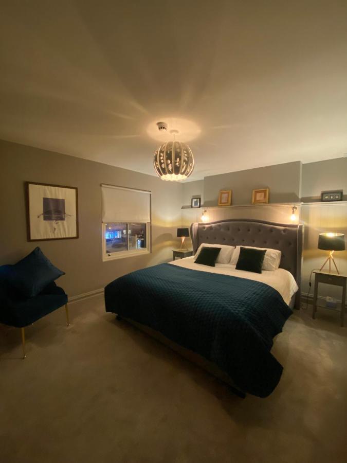 3 Bedroom Luxury Apartment Main Street 캐셜 외부 사진