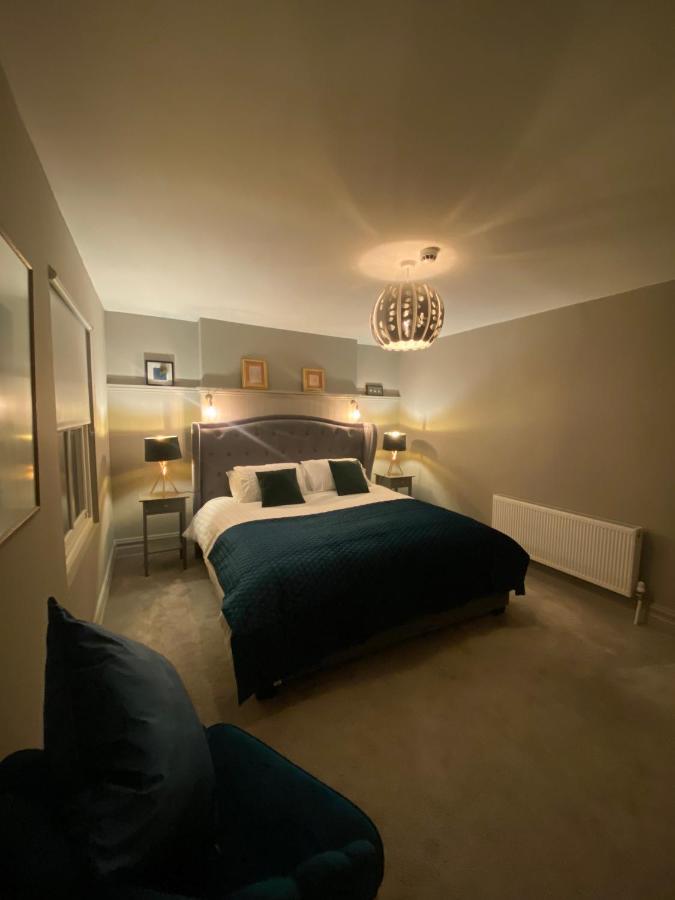3 Bedroom Luxury Apartment Main Street 캐셜 외부 사진