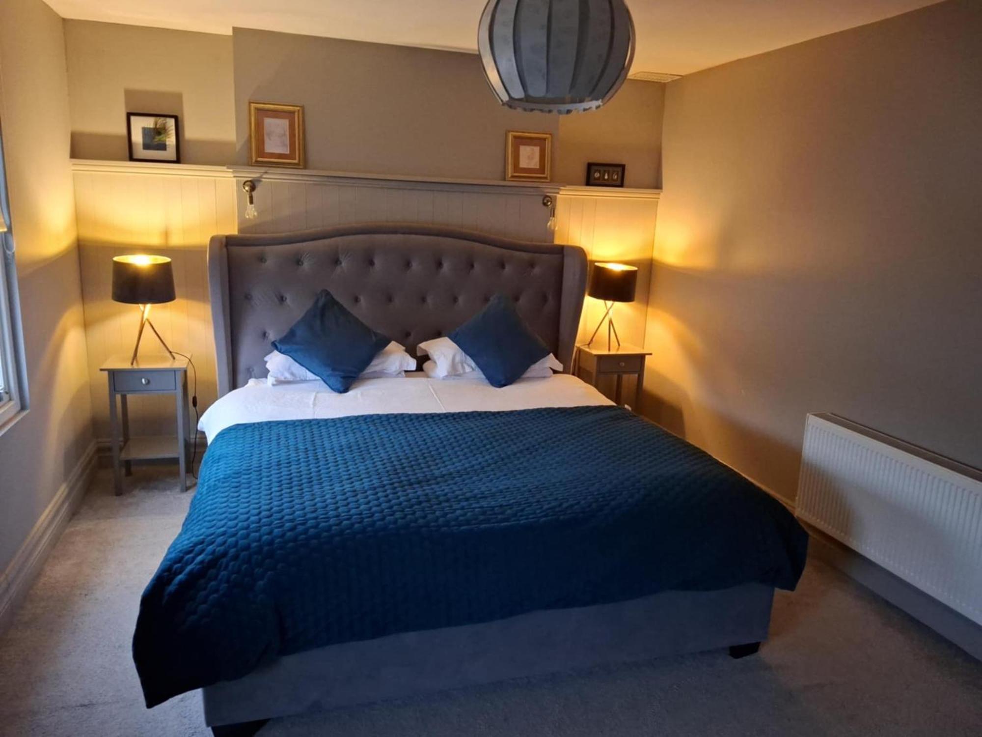 3 Bedroom Luxury Apartment Main Street 캐셜 외부 사진